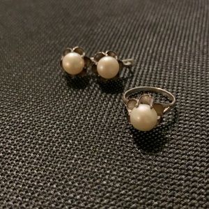 Silver ring and earrings set with real pearls